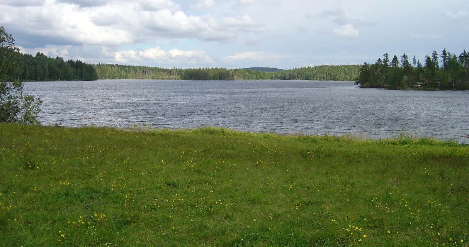 Sjön Fraggen med skogsklädda stränder i norra Västmanland